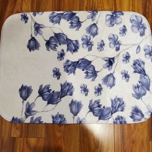 Bath mat and hand towels